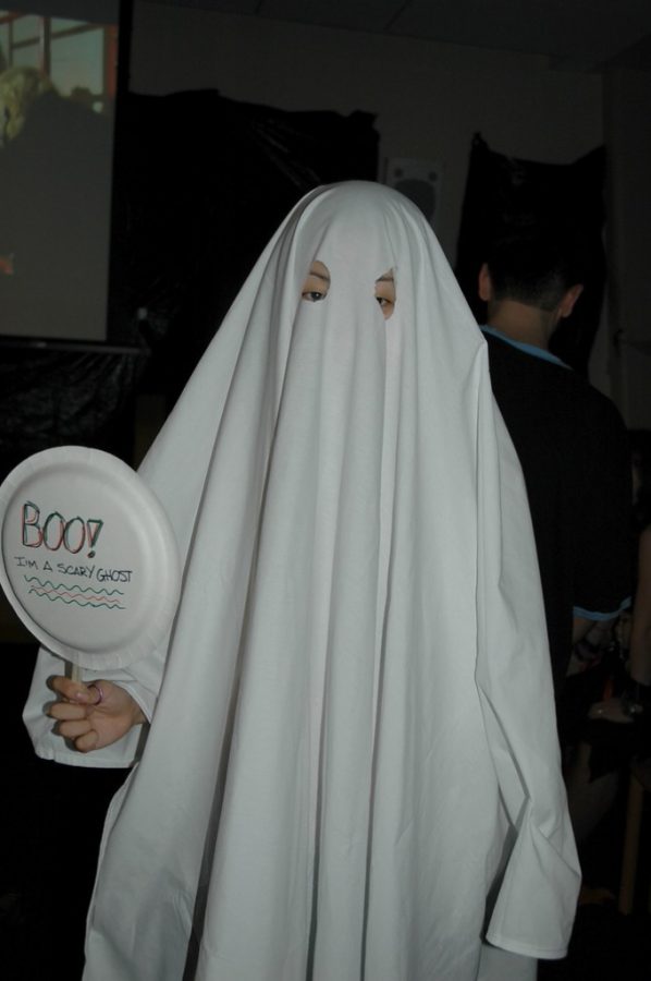 The ever-popular and iconic Halloween costume, a ghost. Via flickr