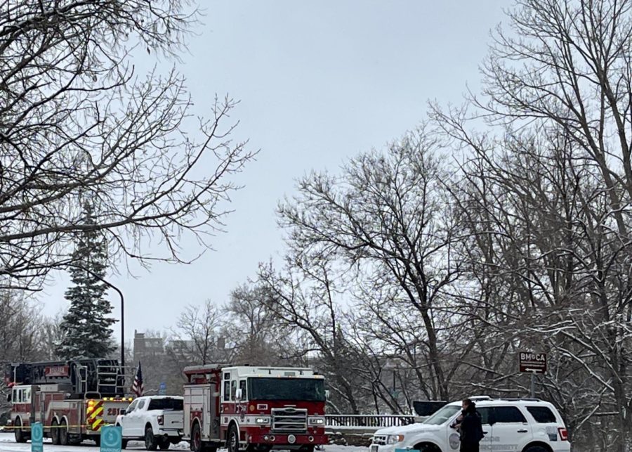 Emergency+responders+blocked+off+Arapahoe+as+cars+attempted+to+take+students+to+school+even+30+minutes+after+the+initial+call+was+made.